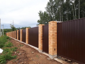 Кирпичный забор на ленточном фундаменте 12 метров фото в Солнечногорске-30